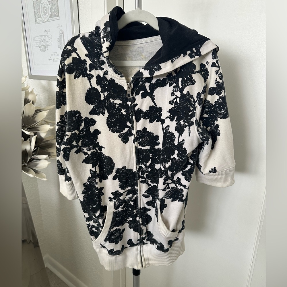 Jimmy’z Black And White Floral Zip Up Sweater Size XS (stained)